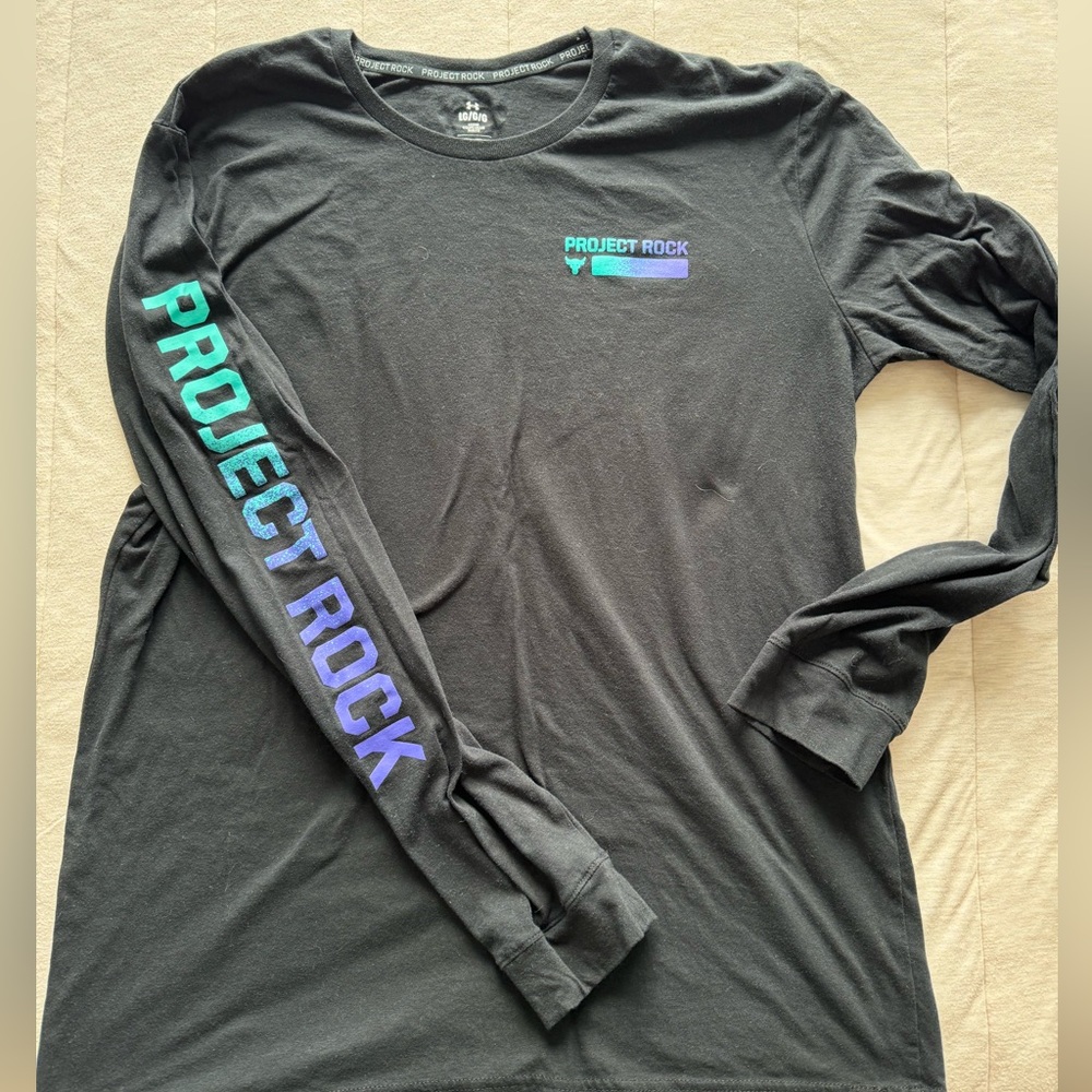 Men’s Size Large Project Rock Under Armour long sleeve tee. Like new condition.